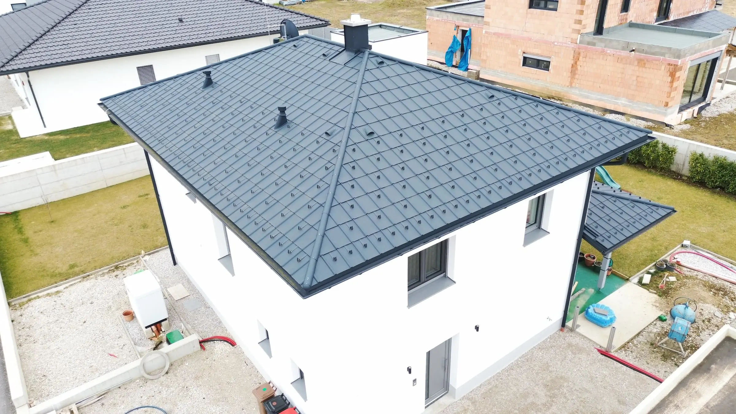 Fertiges Prefa Dach in Anthrazit mit Spenglerarbeiten an modernem Haus, Dachdecker Steyr Qualität