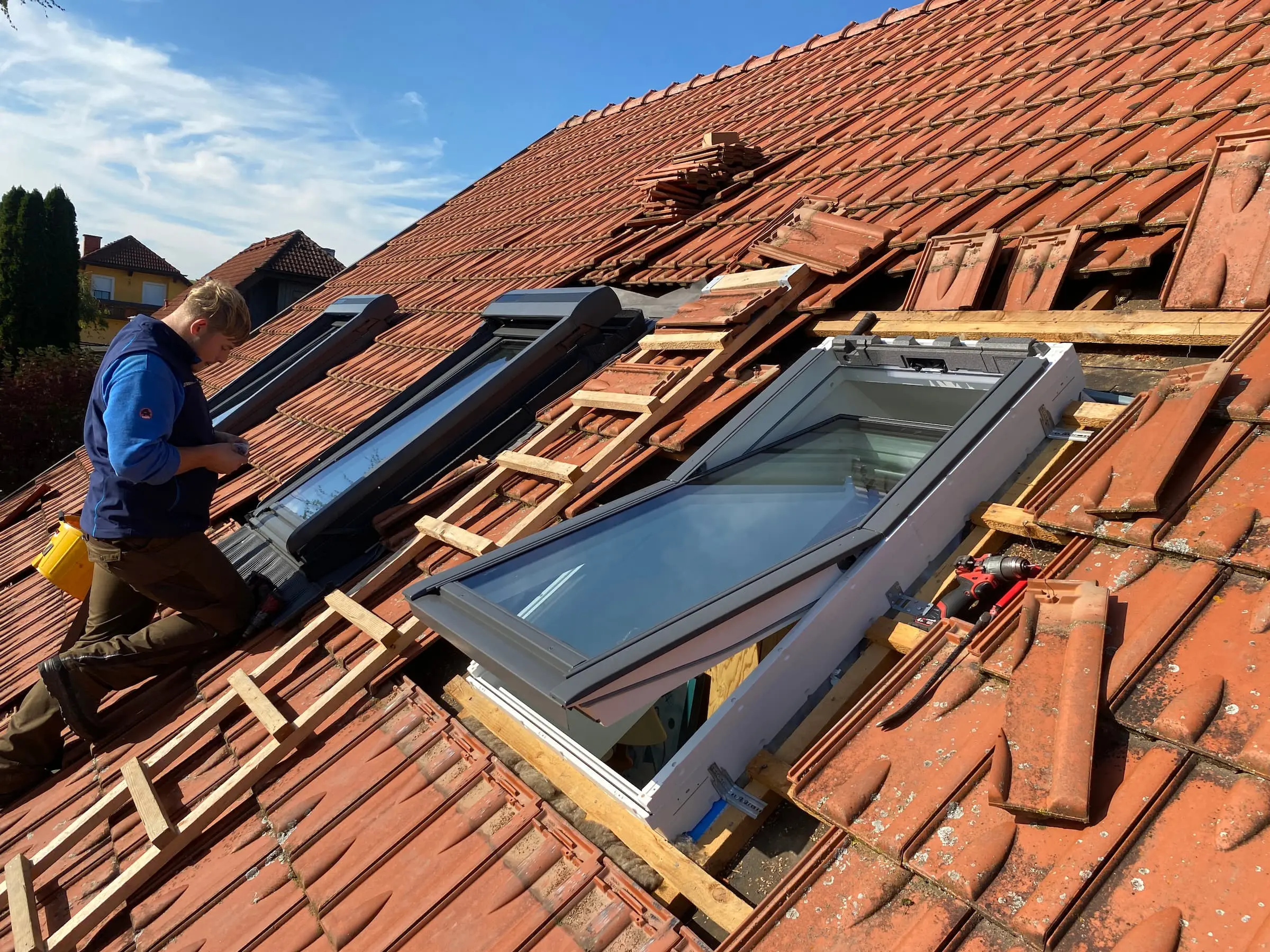 Dachdecker Steyr montiert Velux Fenster in Wienerberger Tondachziegel im roten Dach in Steyr-Land